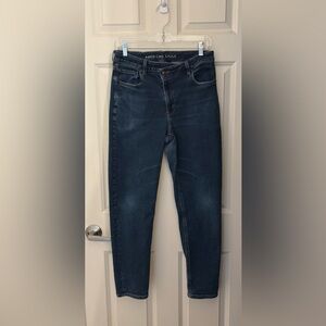 American Eagle Cross Waistband Stretch Mom Jean in Blue, Size 8 Reg